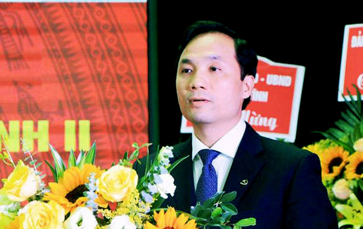 Ông Hoàng Trung Dũng sinh ngày 21/5/1971, quê quán tại xã Hương Long, Hương Khê, Hà Tĩnh. Ông Dũng có trình độ học vấn: Đại học sư phạm ngữ văn, Thạc sĩ Chính trị học, Cao cấp lý luận Chính trị. Ông vào Đảng ngày 22/10/1994; chính thức ngày 22/10/1995. Ông là Đại biểu HĐND tỉnh Hà Tĩnh khóa XVII.