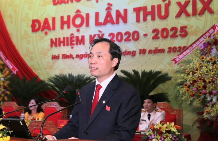 Từ tháng 4/1998 - 12/2002: Ủy viên Ban Thường vụ Tỉnh đoàn, Thị ủy viên, Bí thư Thị đoàn, Chánh Văn phòng HĐND - UBND thị xã Hà Tĩnh, Phó Bí thư Đảng bộ cơ quan HĐND - UBND thị xã Hà Tĩnh. Từ tháng 1/2003 - 12/2004: Phó Bí thư Tỉnh đoàn, Bí thư Đảng bộ Tỉnh đoàn Hà Tĩnh.