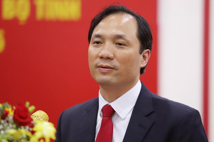 Ông Hoàng Trung Dũng từng kinh qua các chức vụ như: Tháng 3/1989 – 5/1990: Ông làm công nhân xưởng Trung đại tu ô tô 25, huyện Hoành Bồ, tỉnh Quảng Ninh. Tháng 9/1990 – 6/1994: Sinh viên Khoa Ngữ Văn, trường Đại học Vinh, Nghệ An. Từ tháng 9/1994 - 3/1998: Cán bộ cơ quan Tỉnh đoàn, cán bộ - Phó Bí thư Thị đoàn Hà Tĩnh.
