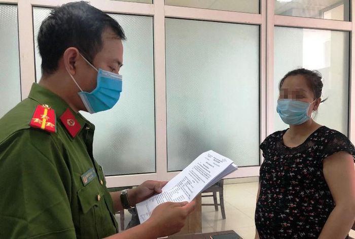 Lừa bán đất công viên chiếm đoạt 1,5 tỷ đồng: Phạm Thị Hiền (41 tuổi, ngụ quận Ngũ Hành Sơn, TP Đà Nẵng) thường xuyên đến thăm viếng đền Tam Giang (phường Hòa Xuân, quận Cẩm Lệ). Tại đây, Hiền có quen biết với nhiều người thường đi viếng đền, trong đó quen thân với ông N., bà C. và bà M. sau đó lừa bán đất là dự án công viên xung quanh đền, chiếm đoạt 1,5 tỷ đồng. Ngày 25/6, Hiền bị Công an TP Đà Nẵng khởi tố.