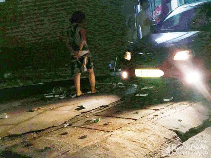 Xe ô tô 4 chỗ nửa đêm lao thẳng vào nhà dân: Đêm 25/6, một chiếc xe 4 chỗ khi lưu thông đến đoạn chợ thị trấn Thạch Giám (huyện Tương Dương, Nghệ An) bỗng nhiên lao thẳng vào nhà dân khiến cả gia đình đang ngủ hoảng loạn. Chiếc xe này đã đâm sập cánh cửa, nhiều đồ đạc trong cửa hàng nằm ngổn ngang.
