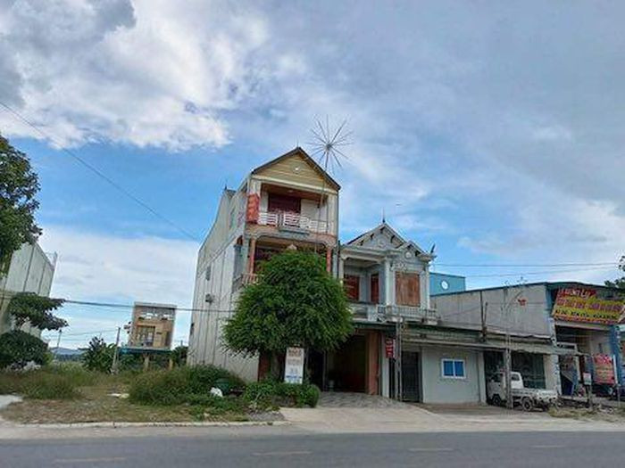 Vào nhà nghỉ với bạn gái người đàn ông bất ngờ tử vong: Sáng 25/6, anh P.H.S. (SN 1980, trú tại xã Diễn Quảng, huyện Diễn Châu, Nghệ An) cùng với chị T.T.H. (SN 1984 trú tại xã Thọ Thành, huyện Yên Thành) vào nhà nghỉ ở xã Hoa Thành, huyện Yên Thành, thuê phòng nghỉ trọ. Khoảng 1 giờ đồng hồ sau, anh S. xuất hiện triệu chứng khó thở, có dấu hiệu bất tỉnh, chân tay lạnh rồi tử vong.