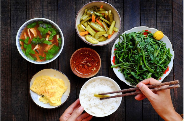 Chị gái ông L. cho biết, khoảng 17h cùng ngày, ông L. đến nhà chị ăn cơm. Chưa kịp ăn thì ông L. có khách gọi thuê xe đi xã Tân Thắng giá 350.000 đồng. Vợ ông L. kể, sau khi cất xe máy, nạn nhân lấy ô tô đi chở khách và nói sẽ về ăn cơm với cả nhà. Từ những thông tin trên, các trinh sát nhận định mấu chốt quan trọng của vụ án có thể bắt đầu từ cuộc gọi tới số máy của nạn nhân lúc 17h. (Ảnh minh họa, nguồn internet)