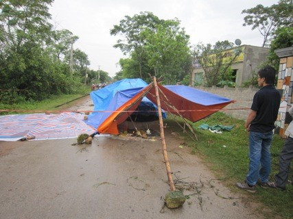 Theo hồ sơ vụ án, chiều tối ngày 6/8/2012, tại xã Quỳnh Châu, huyện Quỳnh Lưu, tỉnh Nghệ An, ông Phạm Văn Hồng (60 tuổi) và con rể đang ngồi xem tivi thì nghe tiếng kêu cứu ngoài đường. Vội chạy ra, họ thấy một người đàn ông lảo đảo bước ra khỏi ô tô, cổ bê bết máu rồi đổ gục. Nạn nhân được người dân gọi xe cấp cứu chở vào trạm xá quân đội gần đó. Tuy nhiên, khi đến nơi, nạn nhân đã tử vong. (Hiện trường nơi nạn nhân bị sát hại)