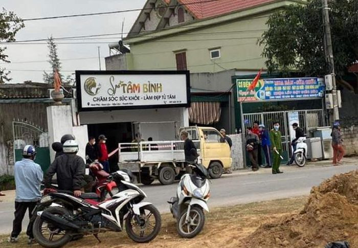 Ghen tuông, chồng mang xăng tới tiệm spa phóng hỏa đốt vợ: Mâu thuẫn vợ chồng do ghen tuông, Lưu Ngọc Toàn (SN 1979; ngụ huyện Hậu Lộc, Thanh Hóa) đã mang một can xăng tới tiệm spa của vợ là Nguyễn Thị K.N. (SN 1981) rồi tưới ra nhà, phóng hỏa khiến cả 2 bị bỏng, trong đó người vợ bị bỏng nặng tới 90% cơ thể. Ngày 12/1, Công an huyện Hậu Lộc cho biết đang điều tra, làm rõ.