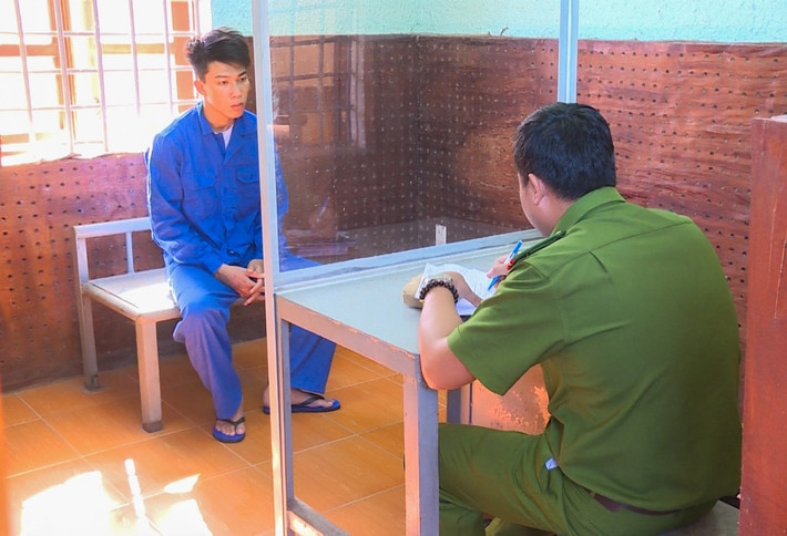 Giả danh công an lừa đảo mẹ của bạn tù: Nguyễn Văn Nhân (23 tuổi, ngụ huyện Tam Bình, Vĩnh Long) vừa chấp hành án tù xong về tội trộm cắp tài sản, khi về địa phương, Nhân giả danh công an lừa mẹ của bạn tù chiếm đoạt tiền 10 triệu đồng ở huyện Trà Ôn. Ngày 20/6, Công an huyện Trà Ôn cho biết đã khởi tố, bắt tạm giam Nhân.