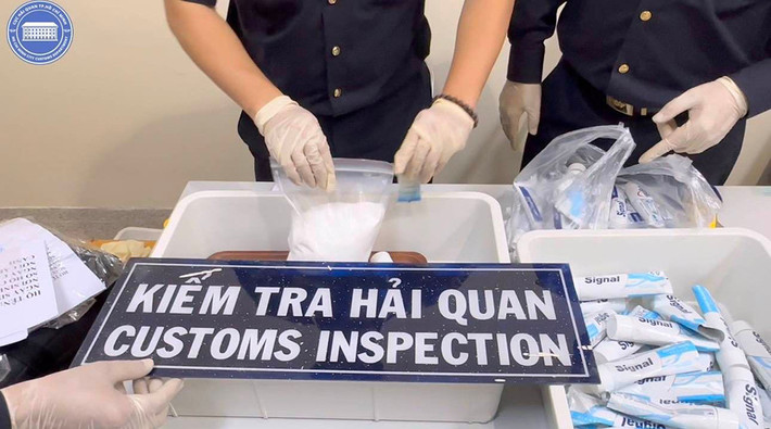 Tuy nhiên, với những người dân thường, khi cầm hộ hàng hóa cho ai, phải biết chắc chắn hàng hóa là gì. Phải có thông tin rõ ràng của hàng hóa, thậm chí phải kiểm tra kỹ hàng hóa trước khi nhận vận chuyển hộ. Đối với những người lạ, không quen biết, hàng hóa có nghi vấn, khó kiểm tra bằng mắt thường thì tốt nhất không nên vận chuyển, từ chối nhận cầm giúp. Bởi pháp luật Việt Nam quy định rõ ràng đối với người không có chức năng kinh doanh vận chuyển hàng hóa, người dân buộc phải biết hàng hóa mình vận chuyển là gì.