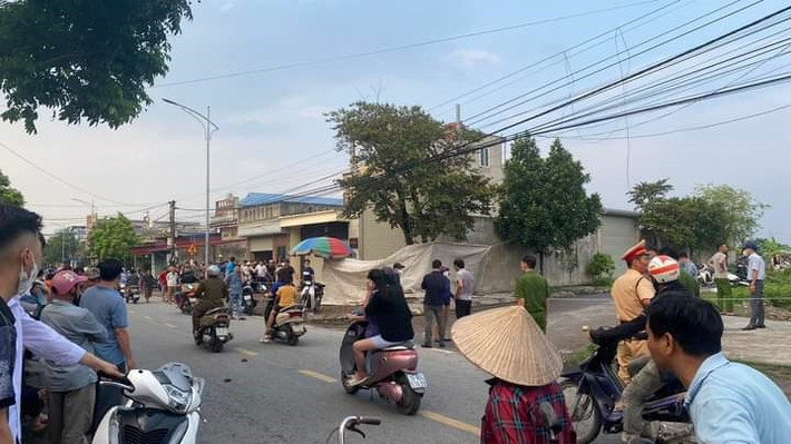 Lật lại hiện trường, có một chi tiết khiến trinh sát hoài nghi, đó là khi phát hiện thi thể nạn nhân thì chị A. chết trong tư thế trên người không mặc quần áo, vì vậy hung thủ có thể là người đang có quan hệ tình cảm với chị A.. Đồng thời, các dấu vết, hình ảnh camera thu được cho thấy vỉa hè nơi phát hiện thi thể chị A. không phải là hiện trường chính vụ việc. Khả năng cao chị A. được đưa tới từ phía khu nhà gần đó...