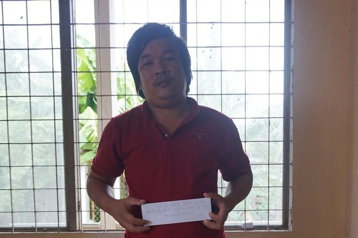 Nam thanh niên vượt chốt kiểm soát dịch, đánh cán bộ: Phiếu đi chợ không hợp lệ, Trần Văn Tiền (28 tuổi, trú huyện Tân Phước, tỉnh Tiền Giang) bất ngờ vượt qua chốt kiểm soát dịch và cầm mũ bảo hiểm đánh cán bộ làm nhiệm vụ, gây thương tích. Ngày 16/8, Tiền bị Công an huyện Tân Phước tạm giữ để điều tra.
