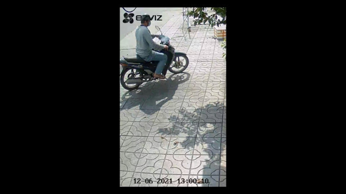 Thiếu tá Trịnh Kim Khánh - Phó trưởng Phòng Cảnh sát hình sự - Công an TP HCM cho biết, sau khi nhận chỉ đạo từ Ban Giám đốc Công an TP HCM, Phòng đã nhanh chóng xác định đối thủ, điều tra truy xét để làm rõ vụ việc, trấn an dư luận. Phòng đã thông báo thông tin, đặc điểm nhân dạng của nghi can cho Công an TP Thủ Đức và Công an các quận, huyện còn lại, đồng thời thông báo cho một số Công an các tỉnh lân cận như Long An, Bình Dương, Tây Ninh để truy xét đối tượng.