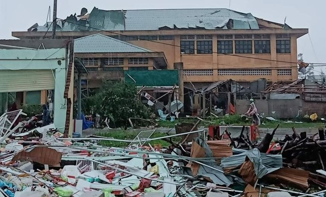 Ban chỉ đạo tiền phương ứng phó với bão số 4 cho biết, bước đầu xác định có 4 người bị thương tại Quảng Trị do bão số 4. Trong bão có 3 nhà dân bị sập (Quảng Trị có 2 nhà, thừa thiên Huế có 1 nhà). Bão cũng làm hư hỏng, tốc mái 157 nhà, trong đó nhiều nhất ở Quảng Trị với 118 nhà. Có 3 ghe nhỏ của người dân bị chìm (Đà Nẵng có 2 chiếc; Quảng Nam có 1 chiếc).