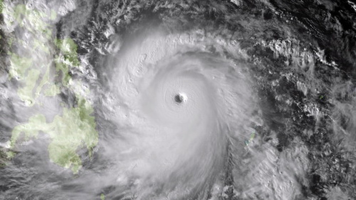 Tháng 11/2013, Bão số 14 (bão Hải Yến - Haiyan) đổ bộ vùng biển tỉnh Thanh Hóa, Nam Định, Thái Bình, tâm bão là Hải Phòng, Quảng Ninh, sức gió giật cấp 17 lên tới trên 280km/h, làm 18 người chết, 2 người mất tích, 93 người bị thương, thiệt hại kinh tế khoảng 3.600 tỷ đồng. (Hình ảnh siêu bão Hải Yến chụp từ vệ tinh vào hôm 7/11/2013 của Cơ quan Khí tượng Nhật Bản cung cấp).