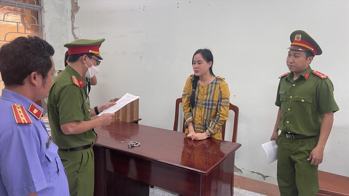 Mới đây, Cơ quan Cảnh sát điều tra Công an tỉnh Bình Thuận đã ra quyết định khởi tố bị can, thực hiện lệnh bắt tạm giam 4 tháng đối với Ninh Thị Vân Anh (hay còn gọi Tina Dương, 27 tuổi, quê Bắc Giang) để điều tra về tội lạm dụng tín nhiệm chiếm đoạt tài sản.