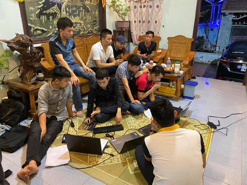 Vào chiều 25/3, cháu có đi chơi với người bạn này rồi mới về nhà. Tuy nhiên, sau đó các điều tra viên đã loại mối quan hệ này ra khỏi vòng nghi vấn. Công an TP Hải Phòng còn tiến hành rà soát, trích xuất một loạt các camera an ninh xung quanh hiện trường vụ án. (Ảnh lực lượng công an tiến hành rà soát về vụ án, nguồn ảnh Giadinh.net)