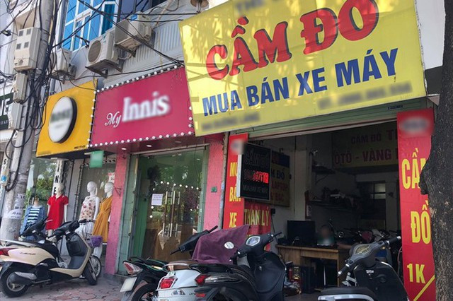 Do địa bàn thôn 3 có nhiều đường ngang, ngõ tắt, đầm tôm nên công an cũng chưa thể xác định được đối tượng nghi vấn kia sau khi ra khỏi nhà nạn nhân đã đi về đâu. Manh mối lúc này là truy tìm chiếc điện thoại bị mất của cháu bé. Hàng loạt các cửa hàng cầm đồ, sửa chữa, mua bán điện thoại cũ được rà soát nhưng không thu được kết quả. Các mũi trinh sát bám theo trục đường chính từ hiện trường về thị trấn Kiến Thụy cũng chẳng phát hiện ra manh mối nào về nghi phạm. (Ảnh minh họa)