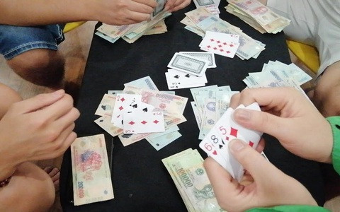 Cùng thời điểm này, Công an TP Hải Phòng cũng tập trung sàng lọc hàng chục đối tượng cộm cán trong diện quản lý, các đối tượng ma túy, cờ bạc và bất minh về tài chính. Các trinh sát phát hiện cháu bé có một người bạn trai thân thiết, nhưng do con gái vẫn đang ở tuổi ăn học nên bố mẹ đã nhiều lần nhắc nhở. (Ảnh minh họa)