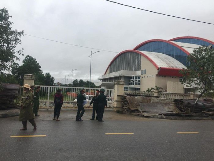 Thi thể 22 cán bộ, chiến sĩ được quy tập về Nhà thi đấu Đông Hà, Quảng Trị. (Ảnh: Tiền Phong).
