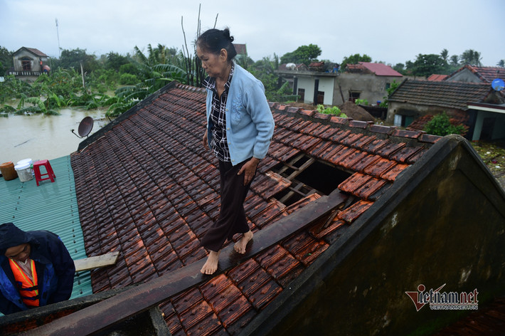 Ghi nhận tại xã Sơn Thuỷ, huyện Lệ Thuỷ nước dâng cao ngang nóc nhà. Người dân leo lên mái nhà chờ sơ tán