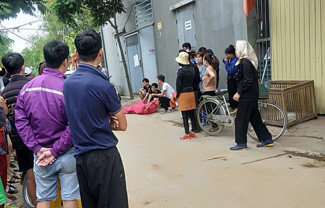 2. Đâm chết người tình của vợ rồi tự sát bằng mìn: Ngày 19/10, Công an tỉnh Bắc Giang cho biết, nghi phạm Lục Duy Khánh đâm chết người tình của vợ ở xã Vân Trung, huyện Việt Yên (Bắc Giang) đã tự sát bằng mìn. Theo đó, Lục Duy Khánh đã bất ngờ dùng dao đâm nhiều nhát vào người chị T. T. T (SN 1996, huyện Yên Sơn) và anh N. N. V. (SN 2000, trú huyện Lục Ngạn). Khánh là chồng của chị T, từ lâu giữa 3 người có mâu thuẫn về tình cảm.