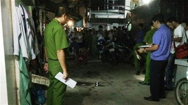1. Anh vợ đâm chết em rể vì không đi làm nuôi vợ: Ngày 19/10, Công an huyện Củ Chi, TP HCM đang tạm giữ đối tượng Nguyễn Châu Thanh, tự “Đậu đỏ” (28 tuổi, ngụ huyện Củ Chi) để điều tra hành vi giết người. Nạn nhân là anh N.M.T. (28 tuổi, tạm trú huyện Củ Chi) đồng thời là em rể của Thanh. Thấy người em rể không đi làm kiếm tiền nuôi vợ trong khi vợ đang mang bầu nên chiều 16/10, anh vợ cầm dao đến đâm em rể tử vong.