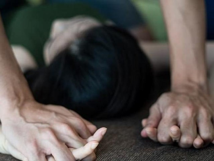 4. Nam thanh niên rủ bé gái 14 tuổi vào nhà nghỉ "quan hệ tình dục": Ngày 19/10, Công an huyện Việt Yên, tỉnh Bắc Giang đang tạm giữ đối tượng Trần Văn Tăng, sinh năm 1997, trú tại thôn Lái, xã An Bá để điều tra, xử lý về hành vi Giao cấu với người từ đủ 13 tuổi đến dưới 16 tuổi. Do quen biết qua mạng xã hội Facebook với cháu L. T. H, sinh năm 2006, trú tại huyện Yên Thế nên Tăng nhắn tin tán tỉnh rồi sau đó dụ dỗ H. quan hệ tình dục.