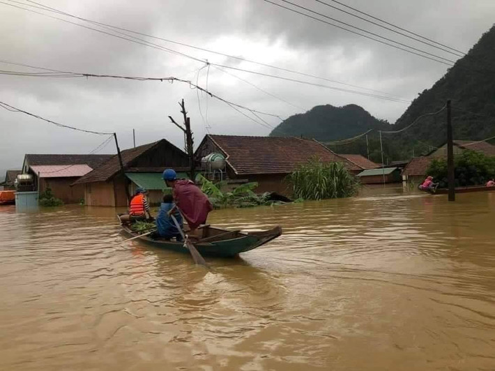 Lũ tại các sông ở Hà Tĩnh, Quảng Bình lên nhanh trong đêm qua khiến nhiều địa phương bị cô lập. Hàng nghìn ngôi nhà của người dân bị chìm trong biển nước.