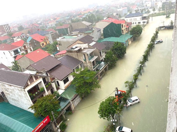 Nhiều đường phố, nhà dân ở trung tâm TP Hà Tĩnh, tỉnh Hà Tĩnh bị ngập nước sâu