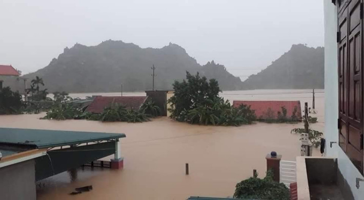 Có hàng nghìn ngôi nhà bị cô lập. Người dân di chuyển chủ yếu bằng thuyền.