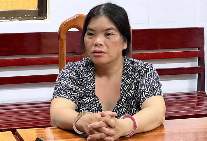 Sau đó, Phương đem ném bỏ cây búa ngay dưới mé sông sau nhà còn cây dao thì rửa sạch máu để lại vào bếp. Sau đó, Phương tiếp tục mở tiệm bán bún riêu như thường lệ. Đến khoảng 7h ngày 18/2, Phương chạy xe máy đến tiệm vàng ở ấp An Quới, xã An Thạnh Trung, huyện Chợ Mới bán 3 nhẫn vàng được hơn 33 triệu đồng, đem về nhà cất giấu 18,8 triệu đồng trong tủ, số còn lại Phương đem trả nợ của những người vay trước đó và tiêu xài cá nhân. Với hành vi phạm tội của mình đối tượng sẽ phải trả giá đắt trước pháp luật.