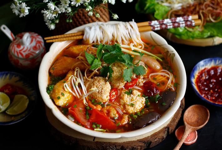 Qua rà soát, thu thập thông tin, trinh sát được biết, trong số những mối mà ông Thuận giao thịt hàng ngày có người phụ nữ trung niên bán bún riêu ngang UBND xã Long Kiến có biểu hiện bất thường. Người phụ nữ là Nguyễn Thị Kiều Phương (sinh năm 1981, nơi thường trú: ấp Long Định, xã Long Kiến, huyện Chợ Mới). Phương đã có 2 đời chồng, hiện đang sống cùng chồng sau và 1 con chung, hàng ngày Phương bán bún riêu, thời gian gần đây có nợ nần do cờ bạc số lô, số đề. (Ảnh minh họa, nguồn internet)