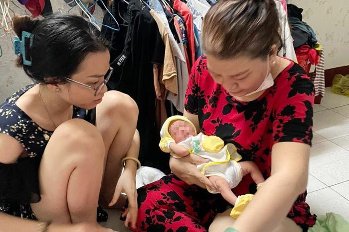 Bé sơ sinh còn nguyên dây rốn bị bỏ trong thùng rác: Ngày 17/12, UBND xã Phạm Văn Hai, huyện Bình Chánh, TP.HCM cho biết, người dân vừa bé trai sơ sinh, còn nguyên dây rốn bỏ vào túi nylon, không có quần áo ở trong thùng rác trên địa bàn. Bé trai nặng 2,4 kg, sức khỏe ổn định. Cháu bé đang được Chủ tịch Hội Phụ nữ xã Phạm Văn Hai đưa về nhà chăm sóc.