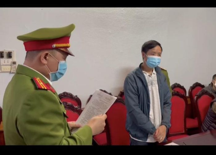 Khởi tố Giám đốc thư viện Hòa Bình vì nâng khống giá bán hoa: Bùi Văn Dịp - Giám đốc Thư viện tỉnh Hòa Bình chỉ đạo nâng khống công nợ thực tế tại cửa hàng hoa Tạ Văn Đại, in Lê Giang để rút số dư dự toán ngân sách Nhà nước năm 2020 tại Kho bạc Nhà nước tỉnh Hòa Bình số tiền 23,2 triệu đồng. Ngày 17/12, Viện Kiểm sát TP Hòa Bình cho biết vừa quyết định khởi tố, bắt tạm giam người này.