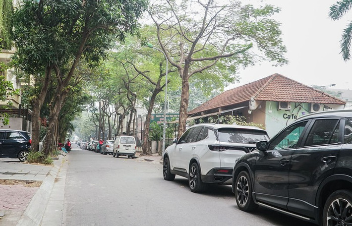 Phố Xuân Quỳnh cũng nằm trên địa bàn quận Cầu Giấy, bắt đầu từ ngã ba giao cắt phố Vũ Phạm Hàm, đối diện Trung tâm Lưu trữ quốc gia 1 (số 5 Vũ Phạm Hàm) đến ngã ba giao cắt đối diện tòa nhà Trung Yên Plaza (UDIC) tại tổ dân phố 28, phường Trung Hòa. Phố dài 470 mét, rộng 10 mét (trong đó lòng đường rộng 6 mét, vỉa hè mỗi bên rộng 2 mét).