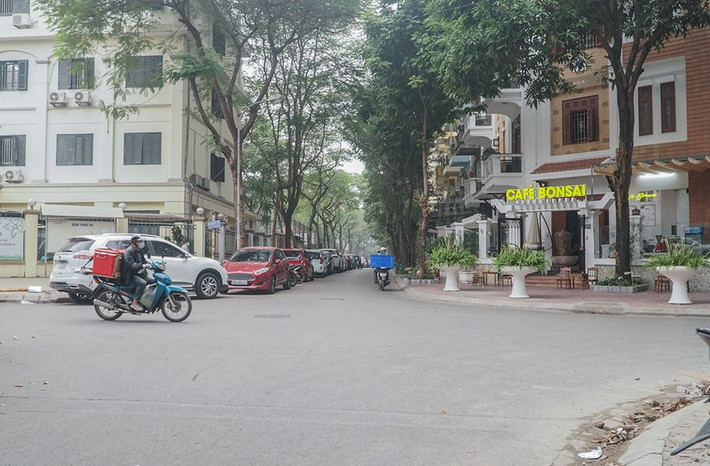 Ngã tư giao cắt giữa phố Xuân Quỳnh và phố Lưu Quang Vũ.