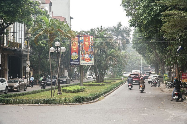 Trước đó, tại kỳ họp thứ ba HĐND TP Hà Nội khóa XVI, nhiệm kỳ 2021-2026, với 100% đại biểu có mặt tán thành về việc đặt tên, điều chỉnh độ dài một số tuyến đường, phố trên địa bàn Hà Nội năm 2021. Có 38 tuyến đường, phố mới và 9 tuyến đường và phố được điều chỉnh độ dài.