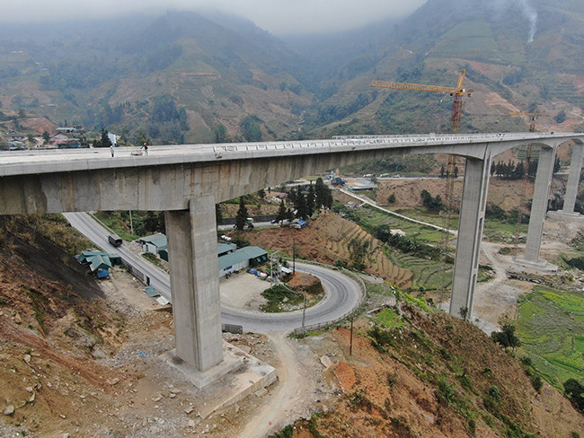 Cầu Móng Sến khởi công từ tháng 2/2020, là công trình cấp đặc biệt, thuộc Dự án Đầu tư xây dựng đường nối cao tốc Nội Bài - Lào Cai đến Thị xã Sa Pa do Công ty CP Đầu tư BOT Lào Cai - Sa Pa là đơn vị chủ đầu tư, Liên danh Tập đoàn Cường Thịnh Thi - Tập đoàn Phúc Lộc - Tập đoàn Xây dựng Miền Trung là nhà đầu tư.
