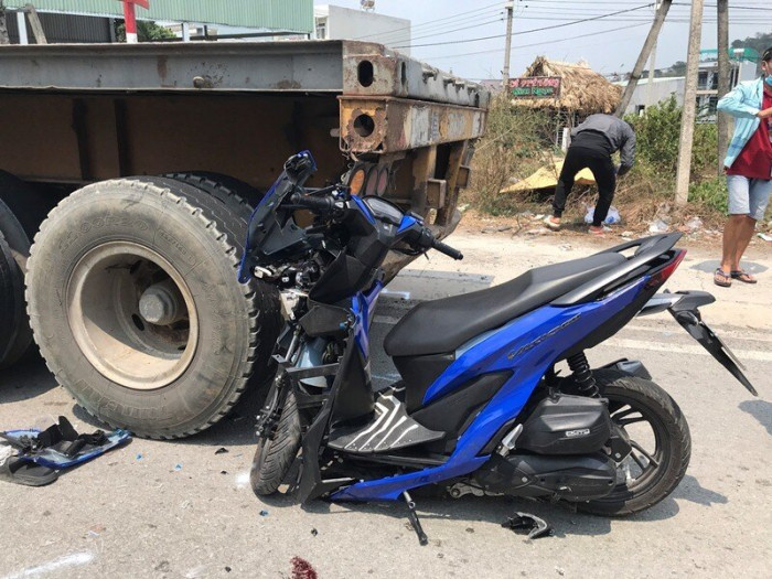 Tông xe máy vào đuôi xe container, một thanh niên tử vong: Trưa 15/3, anh Nguyễn Duy Khiêm (21 tuổi, quê Hòa Bình) chạy xe máy khi đến TP Dĩ An, Bình Dương thì tông vào đuôi một xe container đang đậu sát lề bên phải. Cú tông mạnh làm chiếc xe máy găm chặt vào đuôi xe container, bể nát hoàn toàn phần đầu, nam thanh niên đập đầu vào rơ moóc rồi ngã xuống đường chết tại chỗ.
