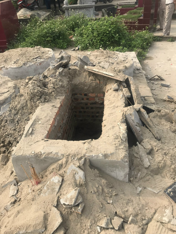 Chiều 15/3, Trao đổi với PV Báo Tri thức và Cuộc sống, ông Tạ Quang Thái - Chủ tịch UBND xã Mê Linh cho biết, sau khi nhận được đơn trình báo của người nhà, UBND xã đã giao cho Công an xã, cùng với đó phía Công an xã đã có báo cáo với Công an huyện Mê Linh phối hợp vào cuộc điều tra, làm rõ vụ người mộ cụ ông vừa chết bị đào bới.