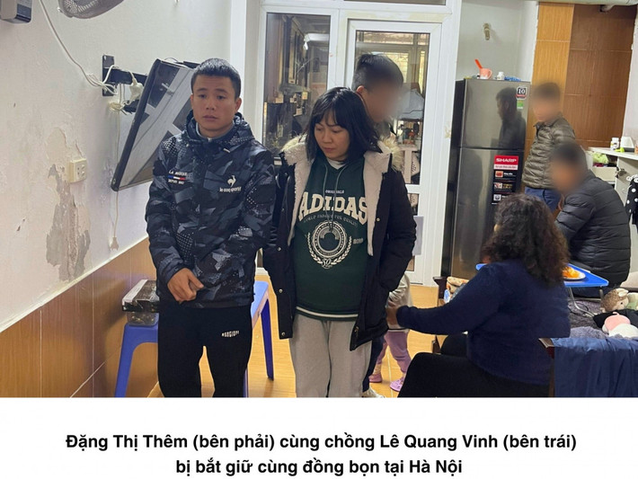 Quyết định "cất vó", ngày 26/1/2024, Công an Hà Tĩnh đã huy động 50 cán bộ chiến sĩ, chia thành 9 tổ tiến hành phá một phần chuyên án, tại địa bàn TP Hà Nội và TP Thanh Hoá, bắt giữ vợ chồng Thêm, Vinh cùng 7 đối tượng khác. Tiến hành khám xét các địa điểm do Thêm và Vinh làm chủ, lực lượng chức năng thu giữ nhiều thiết bị điện tử, hàng chục điện thoại di động, máy in vận đơn, máy khò nhiệt, máy ép nhiệt, thẻ bảo hành giả, hơn 100 điện thoại chất lượng kém.