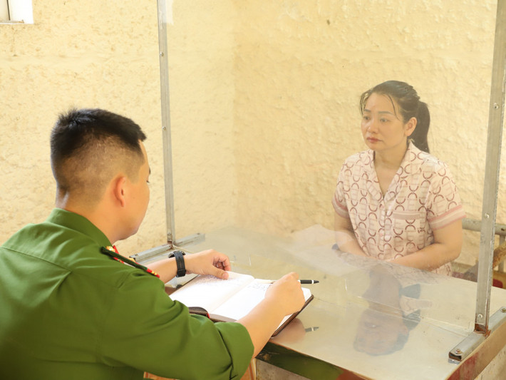 "Bà trùm" này khai nhận từ tháng 6/2022, bắt đầu kinh doanh điện thoại di động trên Shopee nhưng không thành công. Để giải quyết tình hình, Hương đã bàn với Nguyễn Minh Đức về việc lừa đảo để chiếm đoạt tài sản của khách hàng. Hương đã sử dụng nền tảng Taobao.com để đặt mua các sản phẩm là dây sạc, sạc dự phòng và các loại điện thoại giả và chỉ đạo Đức mua hộp đựng và túi ni lông bọc ngoài hộp đựng (gọi là seal) để ghép lại với nhau thành các sản phẩm giả, có trọng lượng tương đương với hàng thật nhằm lừa đảo người mua tin rằng đó là hàng chính hãng.
