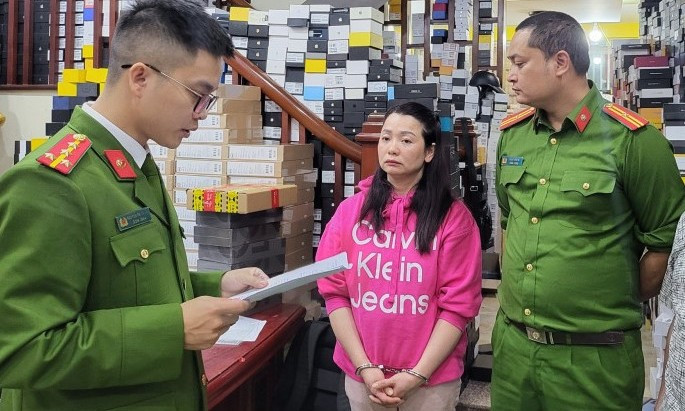 Cầm đầu đường dây này là "bà trùm" Bùi Thị Hương (SN 1981, ngụ tại khu biệt thự thuộc xã Vân Canh, huyện Hoài Đức, Hà Nội) và 2 cộng sự đắc lực là vợ chồng Đặng Thị Thêm (SN 1995, ngụ tại Phòng 204, số 55 Huỳnh Thúc Kháng, phường Láng Hạ, quận Đống Đa, Hà Nội) và Lê Quang Vinh (SN 1993, trú tại số 10 Lý Tự Trọng, phường Ba Đình, TP.Thanh Hóa, tỉnh Thanh Hóa).
