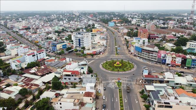 Tại thời điểm Công an phát hiện ra thi thể ông N. và thực hiện quá trình điều tra, Tùng không có mặt tại địa phương. Từ nhiều thông tin bằng chứng, lực lượng chức năng xác định Tùng rất có thể đã giết ông N. rồi đang trên đường bỏ trốn. Công an tỉnh Bình Phước ngay lập tức triển khai thông tin đến nhiều đơn vị khác truy tìm đối tượng Tùng, tránh để đối tượng trốn qua biên giới gây khó cho công tác phá án. Mặc dù là những ngày cận Tết Nguyên đán, nhưng lực lượng Công an tỉnh Bình Phước tích cực và triển khai nhiều phương án để sớm truy bắt được đối tương này. (Ảnh minh họa, nguồn internet)