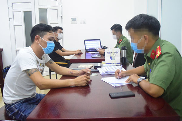 Đường dây cá độ bóng đá gần 100 tỷ đồng ở TP Huế: Ngày 7/7, Công an tỉnh Thừa Thiên – Huế cho biết đã triệt phá thành công đường dây cá độ bóng đá do 4 đối tượng gồm: Châu Văn Bin (SN 1984), Nguyễn Thị Mỹ Lệ (SN 1983), Trần Quang Tùng (SN 1984) và Nguyễn Văn Tú (SN 1989, cùng trú tại TP Huế) cầm đầu. Từ tháng 4 đến nay, các đối tượng đã tổ chức cho con bạc đánh bạc với tổng số tiền gần 100 tỷ đồng.