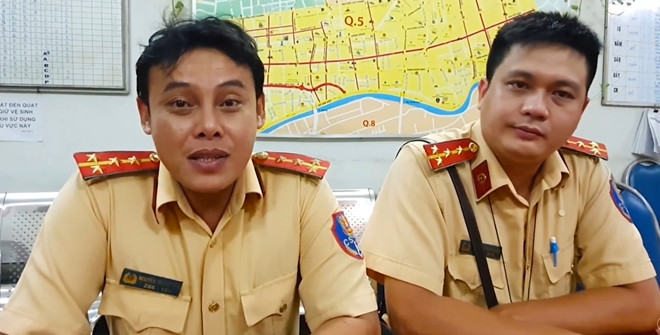 CSGT 'mở đường' cho xe chở sản phụ: Ngày 26/3, đại úy Đỗ Huỳnh Trung Quân và đại úy Nguyễn Trung Hiếu (đội Cảnh sát giao thông - trật tự Công an quận 5, TP.HCM) đang làm nhiệm vụ phát hiện chiếc xe chở sản phụ vỡ ối, đẻ trên xe nên đã bật còi hú, dẹp đường dẫn xe đến Bệnh viện Đại học Y Dược TP Hồ Chí Minh khiến nức lòng dư luận.