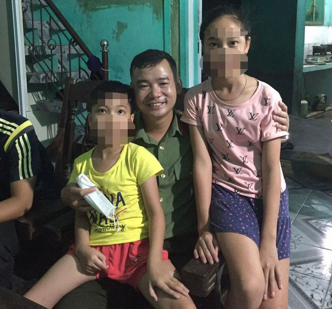 Chiến sĩ công an 2 lần xả thân cứu bé nhỏ bị bố ôm theo tự tử: Trong đêm tối, thượng úy Phan Đình Thượng (33 tuổi) dũng cảm lao mình xuống dòng kênh cứu 2 cháu nhỏ P.T.M.P (12 tuổi) và P.T.K.T (8 tuổi) còn người cha ôm con nhảy xuống kênh là Phùng Văn Huy (33 tuổi, ở Hải Phòng) xảy ra vào tối 7/8/2020. Được biết, trước đó thượng úy Phan Đình Thượng đã cứu 1 lần 2 cháu bé này trường hợp tương tự.