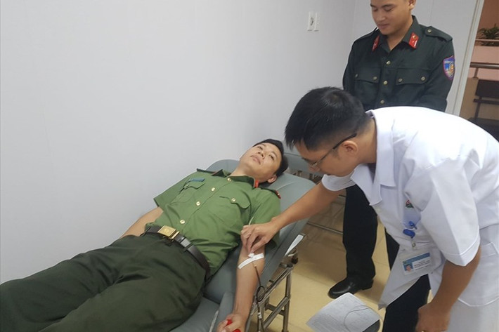 Hai chiến sĩ công an Hà Tĩnh kịp thời hiến máu hiếm cứu người: Ngày 17/10/2020, bệnh nhân Lê Văn Minh (58 tuổi, ở Hà Tĩnh) điều trị tại Bệnh viện đa khoa tỉnh Hà Tĩnh cần được truyền máu gấp, nhưng nhóm máu AB của bệnh nhân đã hết nguồn dự trữ tại Bệnh viện. Nhận tin báo, đại úy Nguyễn Đình Sáng và trung sĩ Trần Văn Nam đã kịp thời đến hiến máu. Được biết, 2 chiến sĩ này là thành viên CLB “Ngân hàng máu sống” Công an tỉnh Hà Tĩnh.