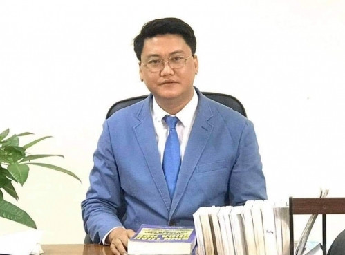 Bày tỏ quan điểm về sự việc, luật sư Hoàng Tùng - Trưởng văn phòng luật sư Trung Hòa (Đoàn luật sư TP Hà Nội) cho biết, sự việc sập tường ở Hà Nội xảy ra cơ bản là một tai nạn và chưa có dấu hiệu của tội phạm. Theo như mô tả của người dân thì nơi xảy ra sự việc là một nơi trông xe. Nhìn bằng mắt thường thì đây là một nơi trông xe trên vỉa hè, vậy thì việc trông xe này có được cấp phép hay không? Trường hợp trông xe không được cấp phép thì có thể bị xử phạt hành chính.