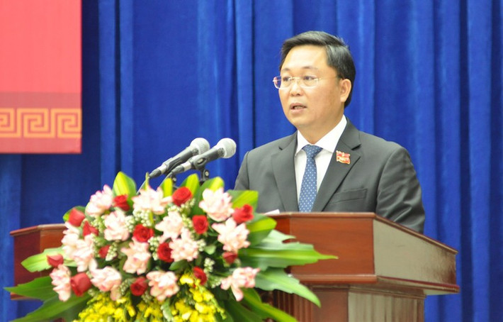 Ông Lê Trí Thanh, Phó Bí thư Tỉnh ủy, Chủ tịch UBND tỉnh Quảng Nam nhiệm kỳ 2021-2026. Ông Thanh sinh năm 1970, quê ở Quảng Nam. Trình độ lý luận chính trị: Cử nhân. Trình độ chuyên môn: Đại học ngân hàng, đại học Luật kinh tế, thạch sĩ Chính sách công.