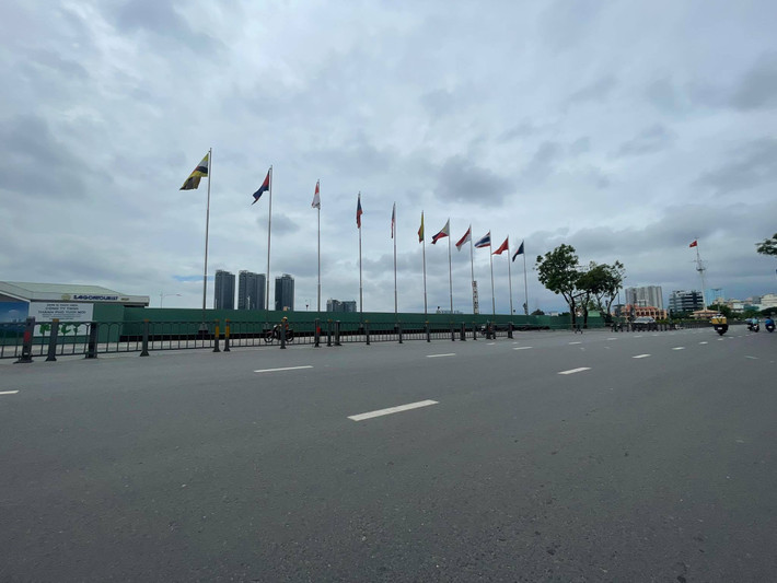 TP HCM đang nỗ lực cung ứng hàng hóa thiết yếu đầy đủ cho người dân trong mùa dịch bệnh. Vì vậy, người dân không cần tích trữ, gom hàng.