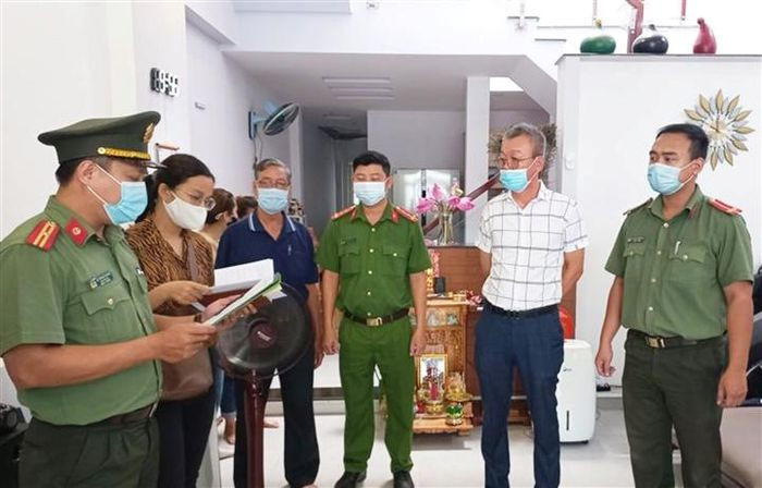 Phó chủ tịch Hội người Hàn miền Trung bị bắt: Lee Kwan Young (1968, trú TP Đà Nẵng) là Phó Chủ tịch Hội người Hàn miền Trung cùng 2 người khác đã tổ chức cho người nhập cảnh trái phép Việt Nam dưới danh nghĩa chuyên gia làm việc tại các công ty. Bằng thủ đoạn này, các đối tượng đã tổ chức cho số khách Hàn Quốc nhập cảnh trái phép Việt Nam trong 4 đợt. Ngày 9/7, Lee Kwan Young cùng 2 người khác bị Công an TP Đà Nẵng bắt giữ.